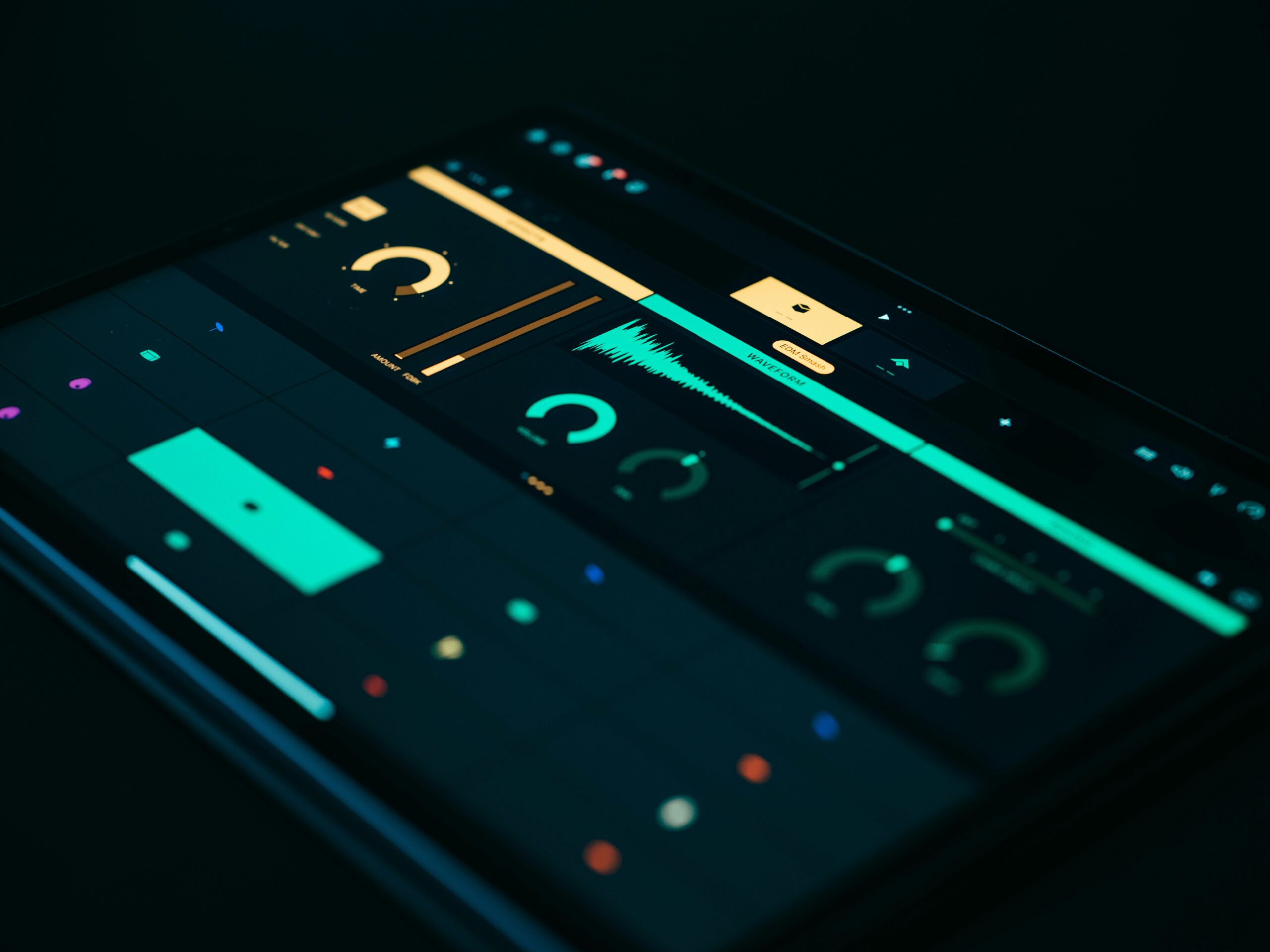 Screenshot comparing user interfaces of popular productivity apps.