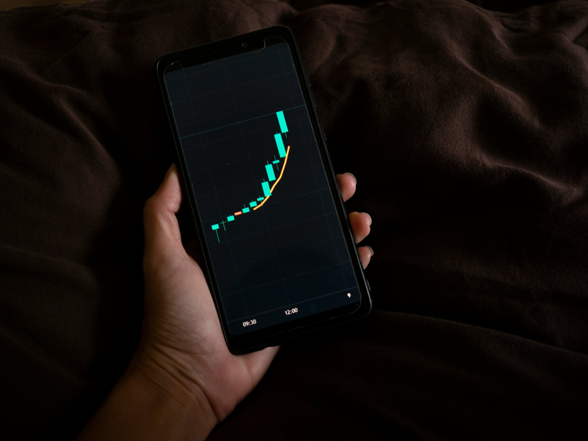 A comparison table highlighting key features of three popular data visualization apps.