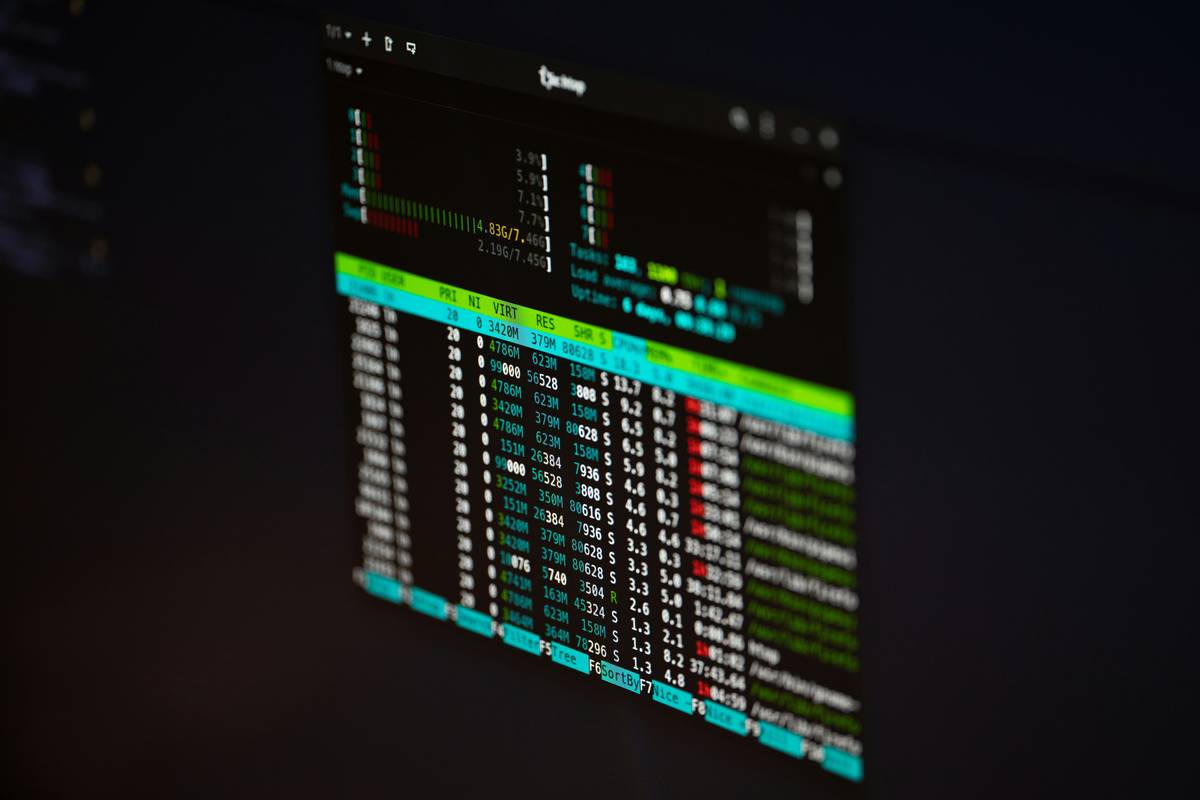 Side-by-side comparison table showing features, pricing, and user ratings of popular data mining apps.
