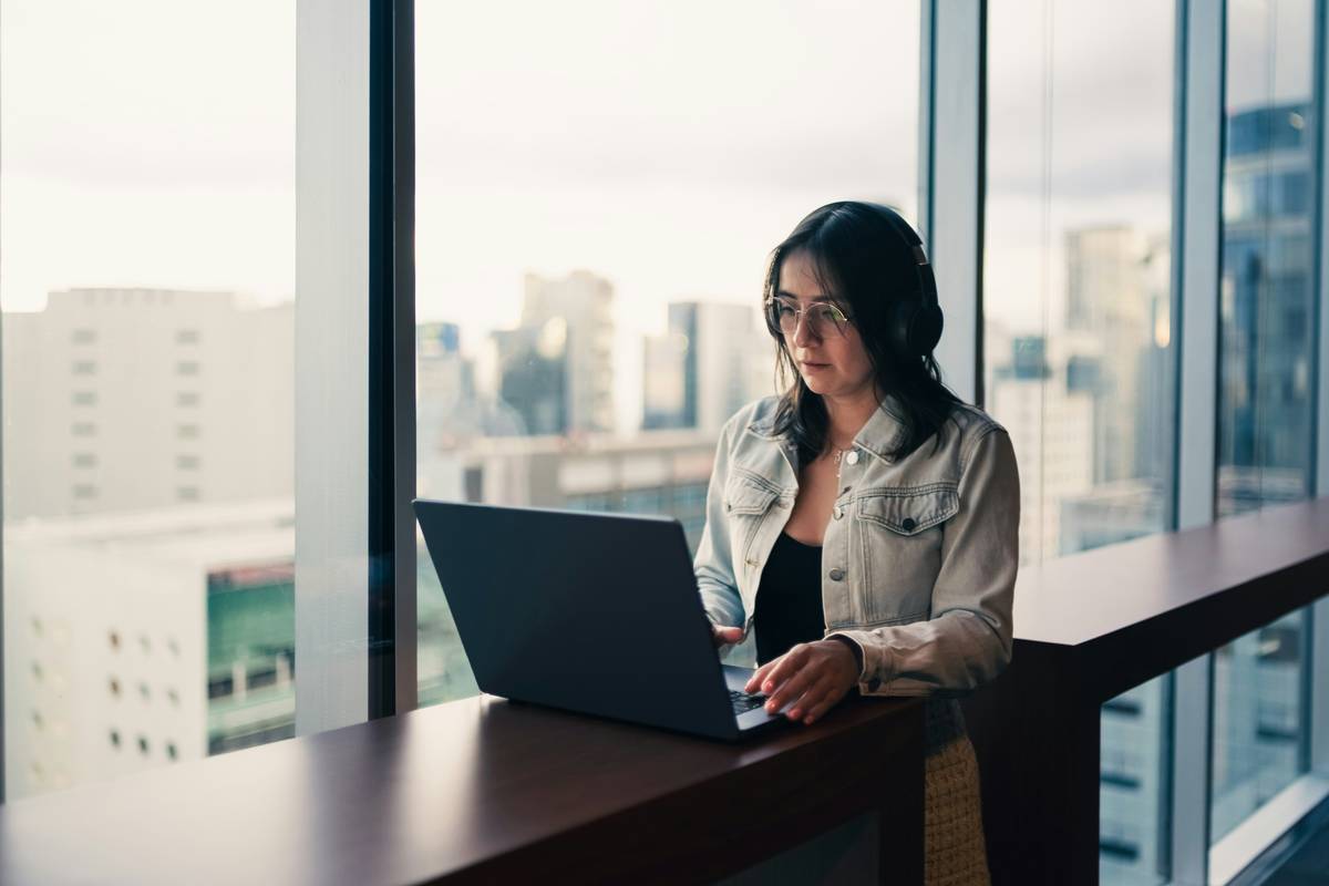 Illustration showing messy files versus organized folders