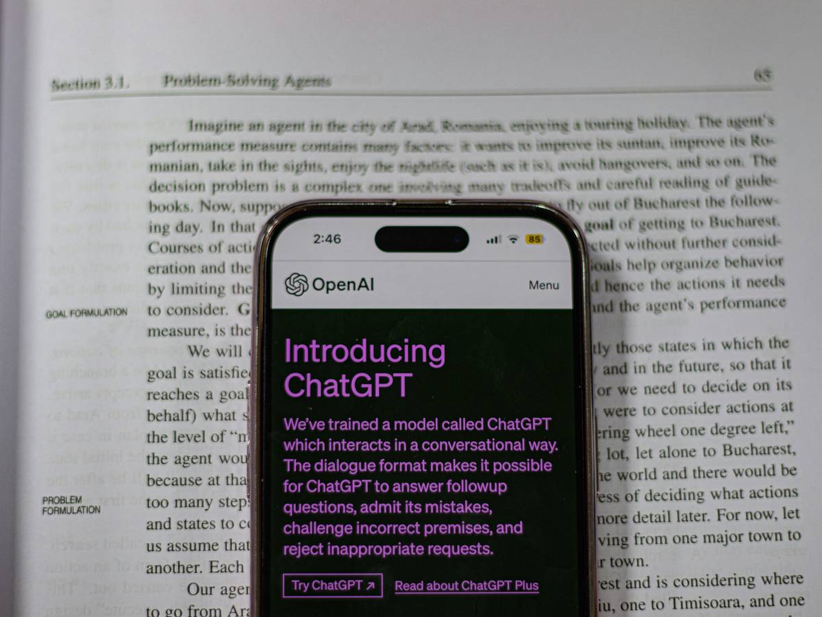 Screenshot highlighting key features of popular paper citation apps like automatic reference extraction and cloud syncing