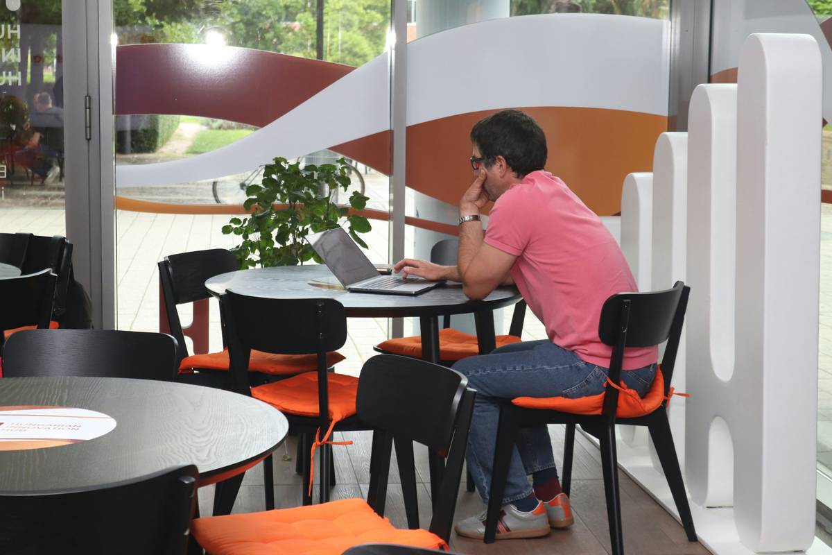 Student smiling next to a screen displaying Notion workspace