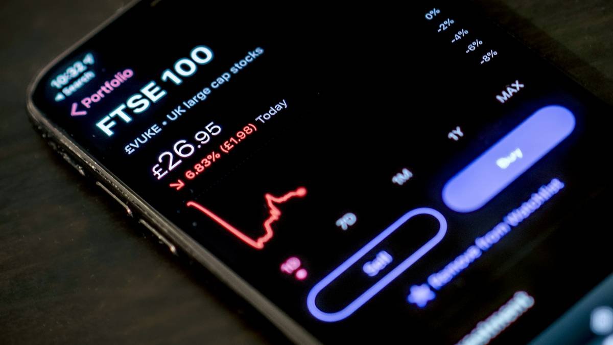 Workflow showing how data analysis platforms process information