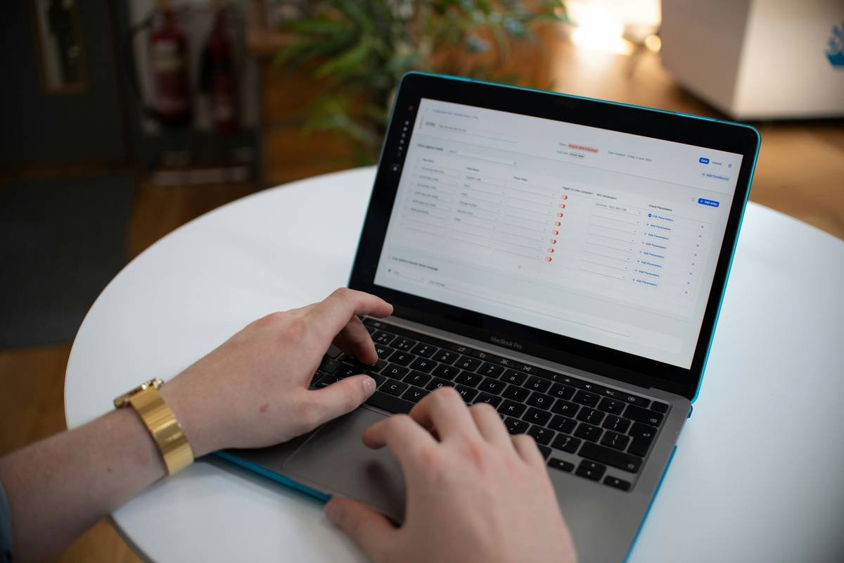 Infographic showing pain points in wellness research: information overload, lack of study context, difficulty verifying sources, and time inefficiency