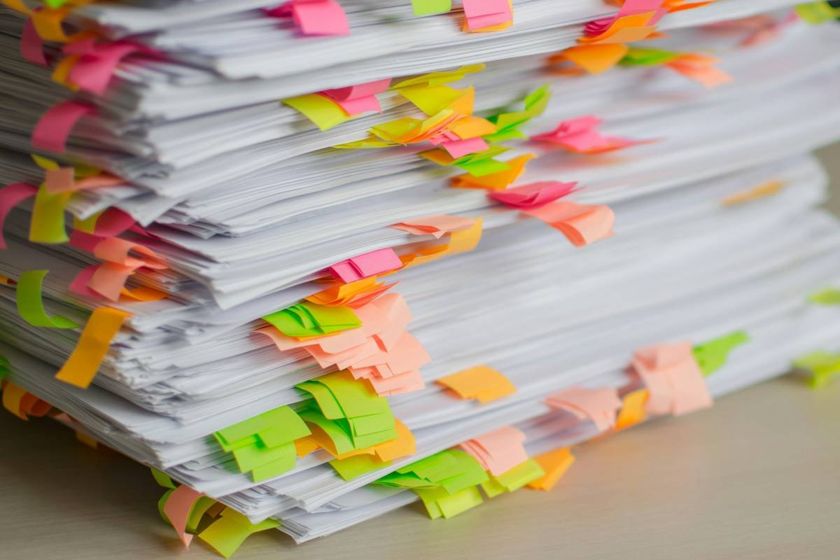 Side-by-side: left shows cluttered desktop with unorganized PDFs; right shows clean Hypothes.is sidebar with color-coded tags and threaded comments on a research paper.