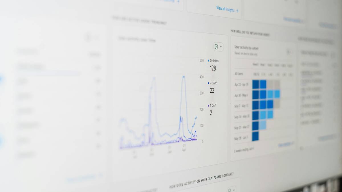 Visual comparison of data analysis research workflows using MAXQDA vs Excel